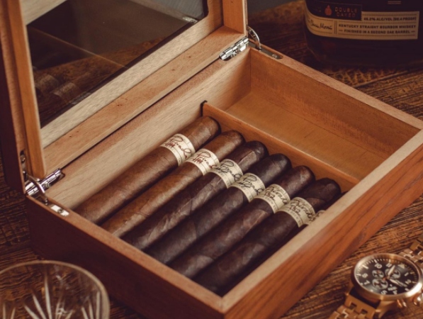 ¿Cómo sazonar un humidor?